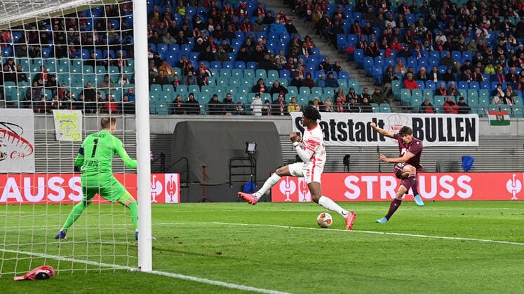 Fussball, Herren, Saison 2021 2022, Europa League (Play-offs, zum Erreichen des Achtelfinals, Hinspiel), RB Leipzig - Real Sociedad San Sebastian, Robin Le Normand (Real Sociedad) erzielt das Tor zum 0:1 gegen Torhüter Peter Gulacsi (RB Leipzig) und Mohamed Simakan (RB Leipzig), 17.02. 2022, Copyright: xMatthiasxKochx