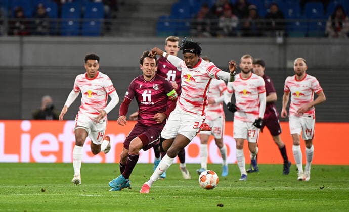 Fussball, Herren, Saison 2021 2022, Europa League (Play-offs, zum Erreichen des Achtelfinals, Hinspiel), RB Leipzig - Real Sociedad San Sebastian, v. l. Mikel Oyarzabal (Real Sociedad), Mohamed Simakan (RB Leipzig), 17.02. 2022, Copyright: xMatthiasxKochx