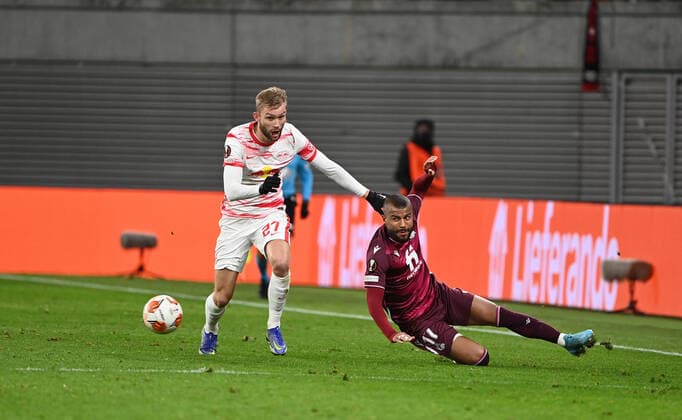 Fussball, Herren, Saison 2021 2022, Europa League (Play-offs, zum Erreichen des Achtelfinals, Hinspiel), RB Leipzig - Real Sociedad San Sebastian, v. l. Konrad Laimer (RB Leipzig), Rafinha (Real Sociedad), 17.02. 2022, Copyright: xMatthiasxKochx