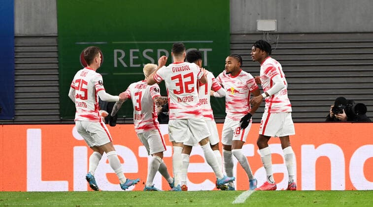 Fussball, Herren, Saison 2021 2022, Europa League (Play-offs, zum Erreichen des Achtelfinals, Hinspiel), RB Leipzig - Real Sociedad San Sebastian, v. l. Dani Olmo (RB Leipzig), Angelino (RB Leipzig), Josko Gvardiol (RB Leipzig), Tyler Adams (RB Leipzig), Christopher Nkunku (RB Leipzig), Mohamed Simakan (RB Leipzig), Jubel nach Tor zum 1:1, 17.02. 2022, Copyright: xMatthiasxKochx