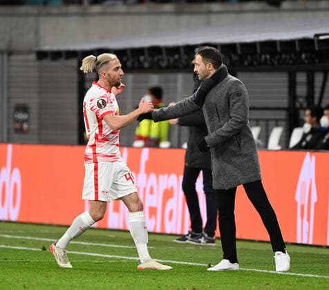 Fussball, Herren, Saison 2021 2022, Europa League (Play-offs, zum Erreichen des Achtelfinals, Hinspiel), RB Leipzig - Real Sociedad San Sebastian, v. l. Kevin Kampl (RB Leipzig), Trainer Domenico Tedesco (RB Leipzig), 17.02. 2022, Copyright: xMatthiasxKochx