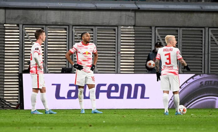 Fussball, Herren, Saison 2021 2022, Europa League (Play-offs, zum Erreichen des Achtelfinals, Hinspiel), RB Leipzig - Real Sociedad San Sebastian, v. l. Dani Olmo (RB Leipzig), Christopher Nkunku (RB Leipzig), Angelino (RB Leipzig), 17.02. 2022, Copyright: xMatthiasxKochx