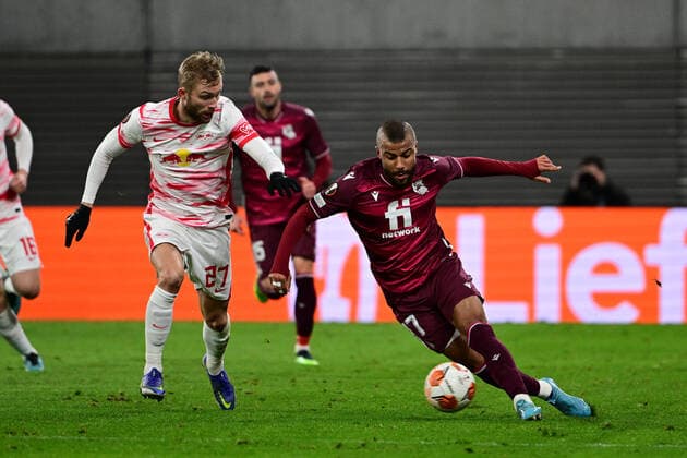 Konrad Laimer 27 (Leipzig) im Zweikampf, Aktion, mit Rafael 17 (San Sebastian), RB Leipzig vs. Real Sociedad, Europa League, PLayoff Hinspiel, 17.02.2022