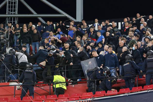 Sport Bilder des Tages Fußball, EL, FC Sevilla -Dinamo Zagreb, Ausschreitungen im Fanblock February 17, 2022, Seville, Spain: Some supporters of of Dinamo Zagreb fight with the police during the Europa League Play-off, 1st leg, soccer match between Sevilla FC and Dinamo Zagreb at the Ramon Sanchez Pizjuan Stadium Seville Spain - ZUMAa142 20220217_zap_a142_006 Copyright: xDanielxGonzalezxAcunax