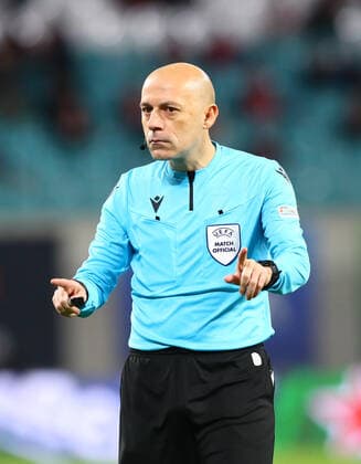 RB Leipzig - San Sebastian 17.02.2022 Leipzig, 17.02.2022, Red Bull Arena, Fussball, UEFA Europa League, Play Off Runde , RB Leipzig (GER) vs. Real Sociedad San Sebastian (ESP) , Im Bild: Schiedsrichter Cüneyt Cakir (TUR) , UEFA regulations prohibit any use of photographs as image sequences and or quasi-video , Picture Point
