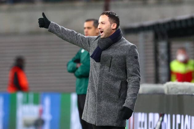 17.02.2022, xtgx, Fussball UEFA European League, RB Leipzig - Real Sociedad San Sebastian emspor, v.l. Domenic Tedesco (Leipzig, Trainer) gibt Anweisungen, gestikuliert mit den Armen, gesticulate, gives instructions Daumen hoch (DFL DFB REGULATIONS PROHIBIT ANY USE OF PHOTOGRAPHS as IMAGE SEQUENCES and or QUASI-VIDEO) Leipzig