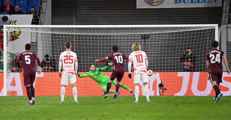 Fussball, Herren, Saison 2021 2022, Europa League (Play-offs, zum Erreichen des Achtelfinals, Hinspiel), RB Leipzig - Real Sociedad San Sebastian, Mikel Oyarzabal (Real Sociedad) erzielt per Handelfmeter das Tor zum 1:2 gegen Torhüter Peter Gulacsi (RB Leipzig), 17.02. 2022, Copyright: xMatthiasxKochx
