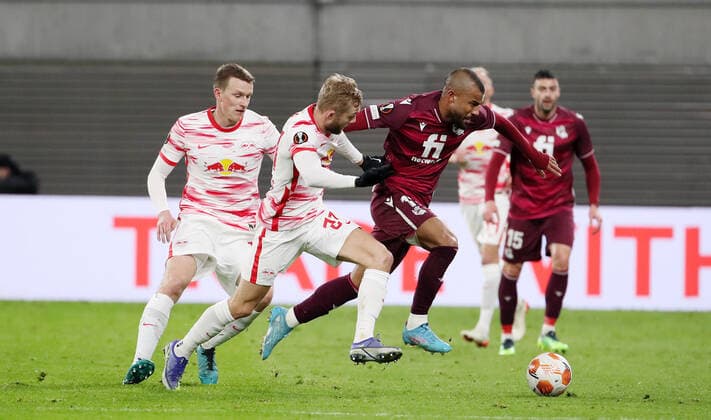 Marcel Halstenberg, Rafinha Aktion Spielszene Zweikampf Fußball Fussball UEFA Euroleague Europa League UEL Herren Saison 2021 2022 17.02.2022 Rasen Ballsport RB Leipzig RBL vs. Real Sociedad San Sebastian DFL regulations prohibit any use of photographs as image sequences and or quasi-video.