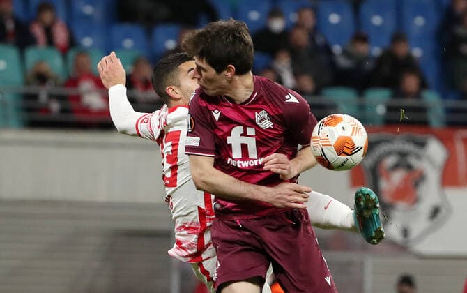 Andre Silva, Aritz Elustondo Aktion Spielszene Zweikampf Fußball Fussball UEFA Euroleague Europa League UEL Herren Saison 2021 2022 17.02.2022 Rasen Ballsport RB Leipzig RBL vs. Real Sociedad San Sebastian DFL regulations prohibit any use of photographs as image sequences and or quasi-video.