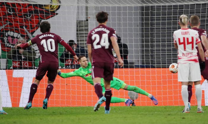 Mikel Oyarzabal Elfmeter Strafstoß schießend zum 1:2 gegen Torwart Peter Gulacsi Aktion Spielszene Zweikampf Fußball Fussball UEFA Euroleague Europa League UEL Herren Saison 2021 2022 17.02.2022 Rasen Ballsport RB Leipzig RBL vs. Real Sociedad San Sebastian DFL regulations prohibit any use of photographs as image sequences and or quasi-video.