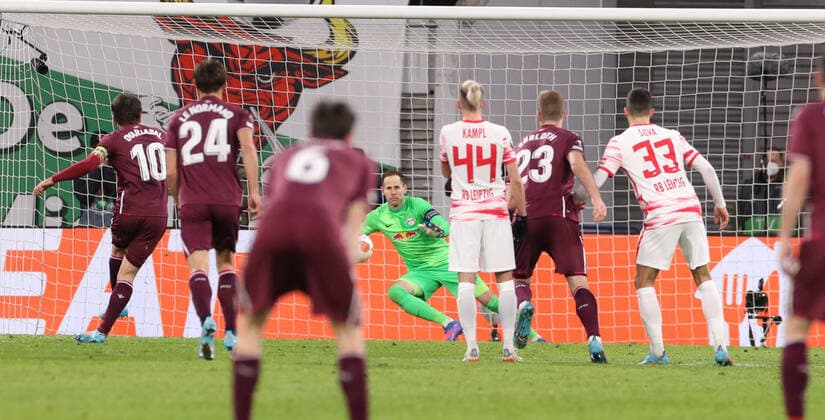 RB Leipzig - San Sebastian 17.02.2022 Leipzig, 17.02.2022, Red Bull Arena, Fussball, UEFA EURO, EM, Europameisterschaft,Fussball League, Ko Runde PlayOff, Hinspiel , RB Leipzig vs. Real Sociedad San Sebastian , Im Bild; Tor für San Sebastian. Mikel Oyarzabal (10, San Sebastian) trifft zum 1:2. , UEFA regulations prohibit any use of photographs as image sequences and or quasi-video.