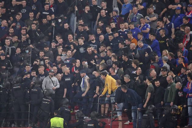 Fußball, EL, FC Sevilla -Dinamo Zagreb, Ausschreitungen im Fanblock Sevilla FC v Dinamo Zagreb: Knockout Round Play-Offs Leg One - UEFA Europa League Supporters cheer in the stands during the UEFA Europa League Knockout Round Play-Offs Leg One match between Sevilla FC and Dinamo Zagreb at Estadio Ramon Sanchez Pizjuan on February 17, 2022 in Seville, Spain. GoranxStanzl PIXSELL