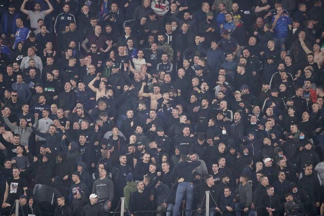 Fußball, EL, FC Sevilla -Dinamo Zagreb, Ausschreitungen im Fanblock Sevilla FC v Dinamo Zagreb: Knockout Round Play-Offs Leg One - UEFA Europa League Supporters cheer in the stands during the UEFA Europa League Knockout Round Play-Offs Leg One match between Sevilla FC and Dinamo Zagreb at Estadio Ramon Sanchez Pizjuan on February 17, 2022 in Seville, Spain. GoranxStanzl PIXSELL