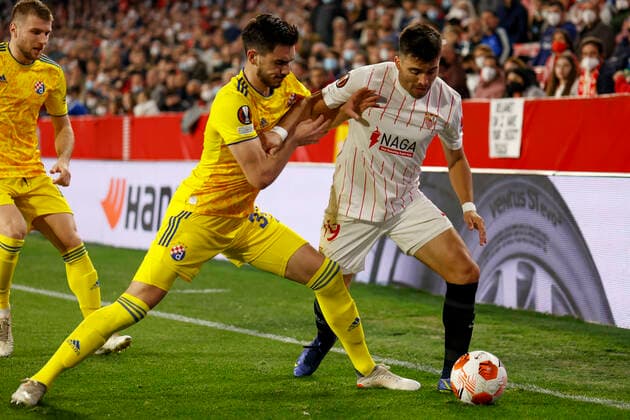 February 17, 2022, Seville, Spain: MARCOS ACUNA of Sevilla (R) vies for the ball during the Europa League Play-off, 1st leg, soccer match between Sevilla FC and Dinamo Zagreb at the Ramon Sanchez Pizjuan Stadium Seville Spain - ZUMAa142 20220217_zap_a142_019 Copyright: xDanielxGonzalezxAcunax
