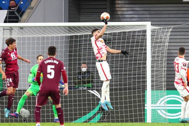 17.02.2022, xtgx, Fussball UEFA European League, RB Leipzig - Real Sociedad San Sebastian emspor, v.l. Josko Gvardiol (Leipzig, 32) hand, handspiel, elfmeter (DFL DFB REGULATIONS PROHIBIT ANY USE OF PHOTOGRAPHS as IMAGE SEQUENCES and or QUASI-VIDEO) Leipzig