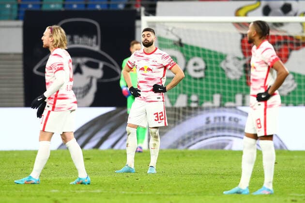 17.02.2022, xtgx, Fussball UEFA European League, RB Leipzig - Real Sociedad San Sebastian emspor, v.l. Josko Gvardiol (Leipzig, 32) enttaeuscht, schaut enttaeuscht, niedergeschlagen, disappointed (DFL DFB REGULATIONS PROHIBIT ANY USE OF PHOTOGRAPHS as IMAGE SEQUENCES and or QUASI-VIDEO) Leipzig