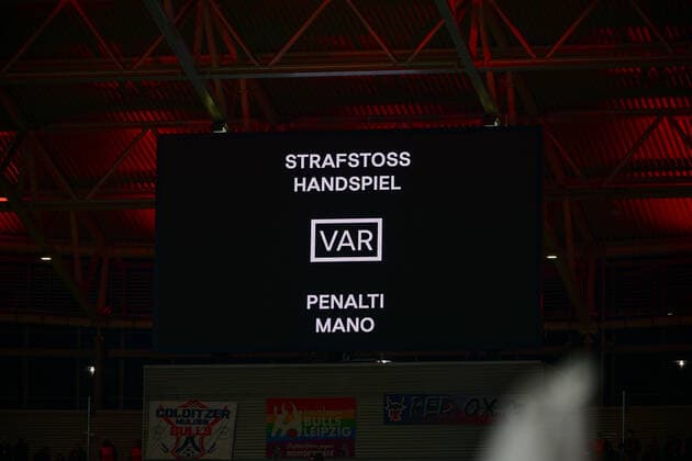 Videobeweis VAR, RB Leipzig vs. Real Sociedad, Europa League, PLayoff Hinspiel, 17.02.2022
