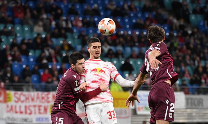 Fussball, Herren, Saison 2021 2022, Europa League (Play-offs, zum Erreichen des Achtelfinals, Hinspiel), RB Leipzig - Real Sociedad San Sebastian, v. l. Igor Zubeldia (Real Sociedad), Andre Silva (RB Leipzig), Robin Le Normand (Real Sociedad), 17.02. 2022, Copyright: xMatthiasxKochx