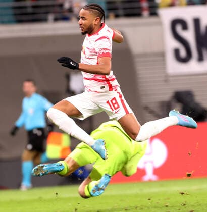 RB Leipzig - San Sebastian 17.02.2022 Leipzig, 17.02.2022, Red Bull Arena, Fussball, UEFA EURO, EM, Europameisterschaft,Fussball League, Ko Runde PlayOff, Hinspiel , RB Leipzig vs. Real Sociedad San Sebastian , Im Bild von links; Torwart Mathew Ryan (13, San Sebastian), Christopher Nkunku (18, RB Leipzig). , UEFA regulations prohibit any use of photographs as image sequences and or quasi-video.