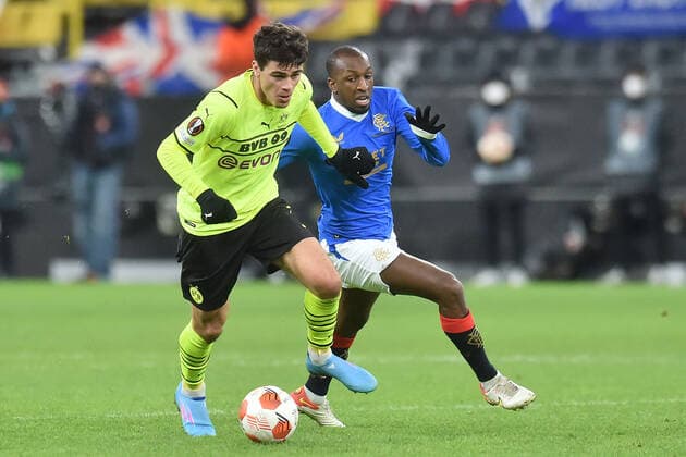 Fußball - Europa League - Borussia Dortmund - Glasgow Rangers am 17.02.2022 im Signal Iduna Park in Dortmund Gio Reyna (Borussia Dortmund) im Zweikampf gegen Glen Kamara (Glasgow Rangers) MT