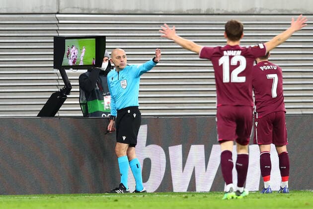 17.02.2022, xtgx, Fussball UEFA European League, RB Leipzig - Real Sociedad San Sebastian emspor, v.l. Schiedsrichter, Schiri, referee Cuneyt Cakir beim Videobeweis(DFL DFB REGULATIONS PROHIBIT ANY USE OF PHOTOGRAPHS as IMAGE SEQUENCES and or QUASI-VIDEO) Leipzig