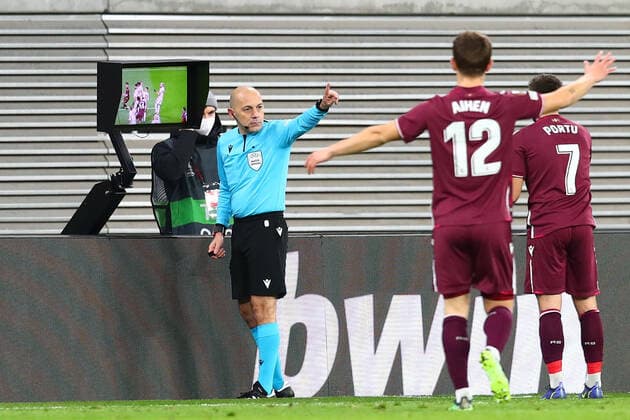 17.02.2022, xtgx, Fussball UEFA European League, RB Leipzig - Real Sociedad San Sebastian emspor, v.l. Schiedsrichter, Schiri, referee Cuneyt Cakir beim Videobeweis(DFL DFB REGULATIONS PROHIBIT ANY USE OF PHOTOGRAPHS as IMAGE SEQUENCES and or QUASI-VIDEO) Leipzig
