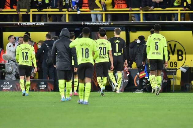 Fußball - Europa League - Borussia Dortmund - Glasgow Rangers am 17.02.2022 im Signal Iduna Park in Dortmund Dortmunder Spieler verlassen unzufrieden, enttäuscht, enttaeuscht, niedergeschlagen den Platz. MT