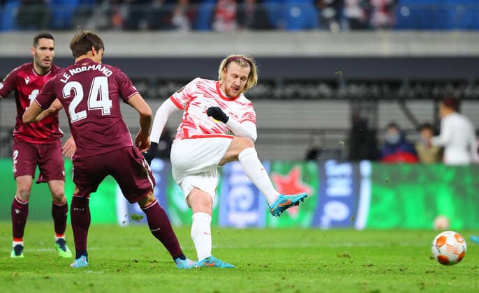 RB Leipzig - San Sebastian 17.02.2022 Leipzig, 17.02.2022, Red Bull Arena, Fussball, UEFA Europa League, Play Off Runde , RB Leipzig (GER) vs. Real Sociedad San Sebastian (ESP) , Im Bild v.l.: Robin Le Normand (24, San Sebastian) und Emil Forsberg (10, RB Leipzig) , UEFA regulations prohibit any use of photographs as image sequences and or quasi-video ,