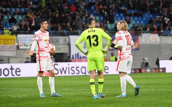 Fussball, Herren, Saison 2021 2022, Europa League (Play-offs, zum Erreichen des Achtelfinals, Hinspiel), RB Leipzig - Real Sociedad San Sebastian, v. l. Andre Silva (RB Leipzig) und Emil Forsberg (RB Leipzig) vor dem Elfmeter zum 2:2, 17.02. 2022, Copyright: xMatthiasxKochx