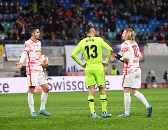 Fussball, Herren, Saison 2021 2022, Europa League (Play-offs, zum Erreichen des Achtelfinals, Hinspiel), RB Leipzig - Real Sociedad San Sebastian, v. l. Andre Silva (RB Leipzig) und Emil Forsberg (RB Leipzig) vor dem Elfmeter zum 2:2, 17.02. 2022, Copyright: xMatthiasxKochx