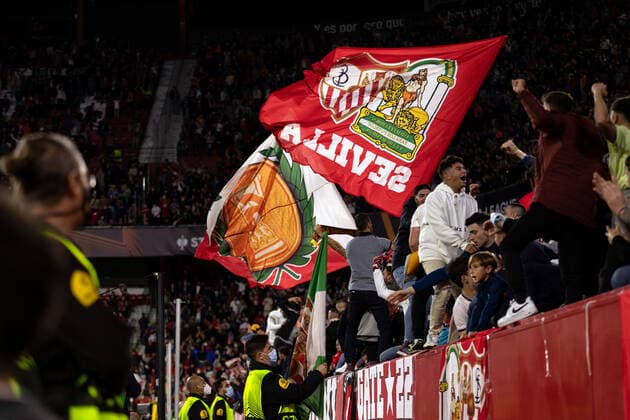 Sevilla FC v Dinamo Zagreb, UEFA Europa League, Seville, Spain Seville, Spain. 17h, February 2022. Football fans of Sevilla FC seen on the stands during the UEFA Europa League match between Sevilla FC and Dinamo Zagreb at Estadio Ramon Sanchez Pizjuan in Seville. Sevilla Spain  Copyright: xGonzalesxPhoto MarioxDiazxRaserox