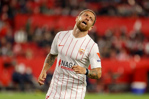 February 17, 2022, Seville, Spain: PAPU GOMEZ of Sevilla laments after missing a chance at goal during the Europa League Play-off, 1st leg, soccer match between Sevilla FC and Dinamo Zagreb at the Ramon Sanchez Pizjuan Stadium Seville Spain - ZUMAa142 20220217_zap_a142_020 Copyright: xDanielxGonzalezxAcunax