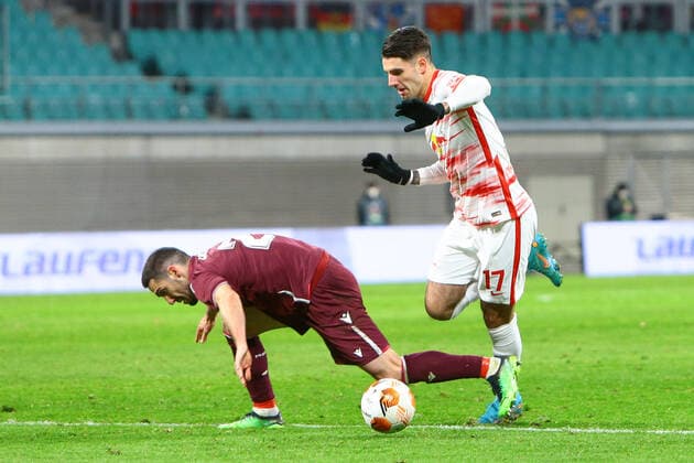 17.02.2022, xtgx, Fussball UEFA European League, RB Leipzig - Real Sociedad San Sebastian emspor, v.l. Joseba Zaluda (Sociedad, 2) foult Dominik Szoboszlai (Leipzig, 17), elfmeter (DFL DFB REGULATIONS PROHIBIT ANY USE OF PHOTOGRAPHS as IMAGE SEQUENCES and or QUASI-VIDEO) Leipzig