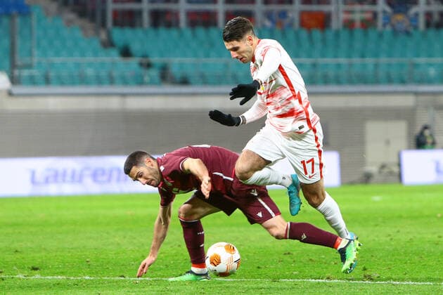17.02.2022, xtgx, Fussball UEFA European League, RB Leipzig - Real Sociedad San Sebastian emspor, v.l. Joseba Zaluda (Sociedad, 2) foult Dominik Szoboszlai (Leipzig, 17), elfmeter (DFL DFB REGULATIONS PROHIBIT ANY USE OF PHOTOGRAPHS as IMAGE SEQUENCES and or QUASI-VIDEO) Leipzig