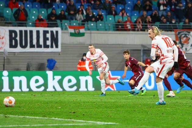 17.02.2022, xtgx, Fussball UEFA European League, RB Leipzig - Real Sociedad San Sebastian emspor, v.l. Emil Forstberg (Leipzig, 10) schiesst Tor, Torschuetze, erzielt Tor, Treffer, scores the goal 2:2 (DFL DFB REGULATIONS PROHIBIT ANY USE OF PHOTOGRAPHS as IMAGE SEQUENCES and or QUASI-VIDEO) Leipzig
