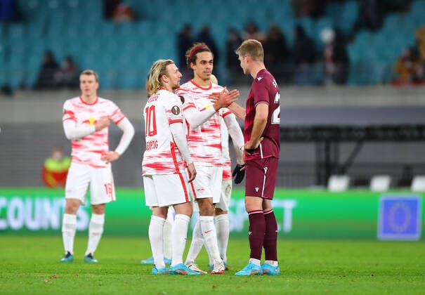 RB Leipzig - San Sebastian 17.02.2022 Leipzig, 17.02.2022, Red Bull Arena, Fussball, UEFA Europa League, Play Off Runde , RB Leipzig (GER) vs. Real Sociedad San Sebastian (ESP) 2:2 (1:1) , Nach Abpfiff. Im Bild v.l.: Emil Forsberg (10, RB Leipzig), Yussuf Poulsen (9, RB Leipzig) und Alexander Sörloth Soerloth (23, San Sebastian). , UEFA regulations prohibit any use of photographs as image sequences and or quasi-video , Picture Point