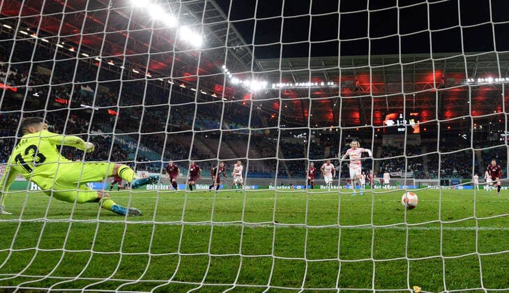 Fussball, Herren, Saison 2021 2022, Europa League (Play-offs, zum Erreichen des Achtelfinals, Hinspiel), RB Leipzig - Real Sociedad San Sebastian, Emil Forsberg (RB Leipzig) erzielt per Foulelfmeter das Tor zum 2:2 gegen Torhüter Mathew Ryan (Real Sociedad), 17.02. 2022, Copyright: xMatthiasxKochx