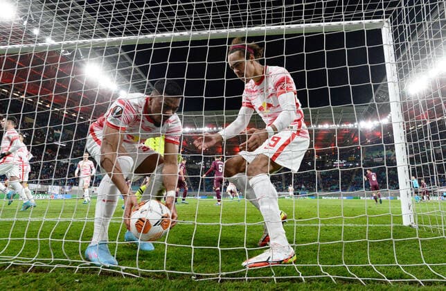 Fussball, Herren, Saison 2021 2022, Europa League (Play-offs, zum Erreichen des Achtelfinals, Hinspiel), RB Leipzig - Real Sociedad San Sebastian, v. l. Benjamin Henrichs (RB Leipzig), Yussuf Poulsen (RB Leipzig), Jubel nach Tor zum 2:2, 17.02. 2022, Copyright: xMatthiasxKochx