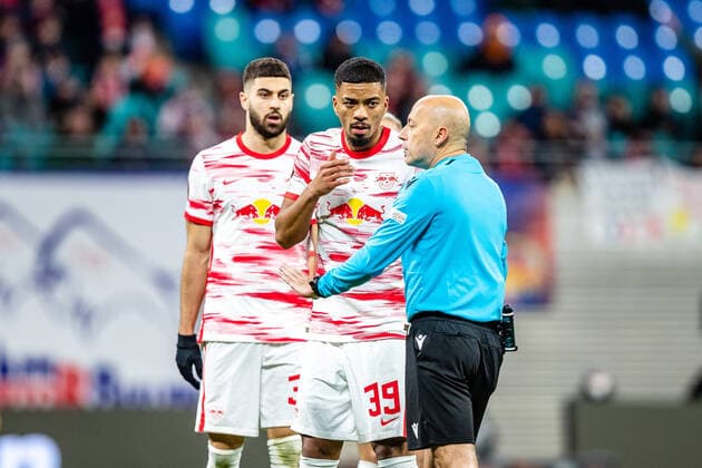 FB-EL RB Leipzig - Real Sociedad Benjamin Henrichs (RB Leipzig) mit Schiedsrichter Cueneyt Cakir waehrend der KO Runden-Play-Off - Saison 2021-2022 in der Europa League (Herren) zwischen RB Leipzig und Real Sociedad San Sebastian in der Red Bull Arena am 17. February 2022 in Leipzig, Sachsen, Deutschland