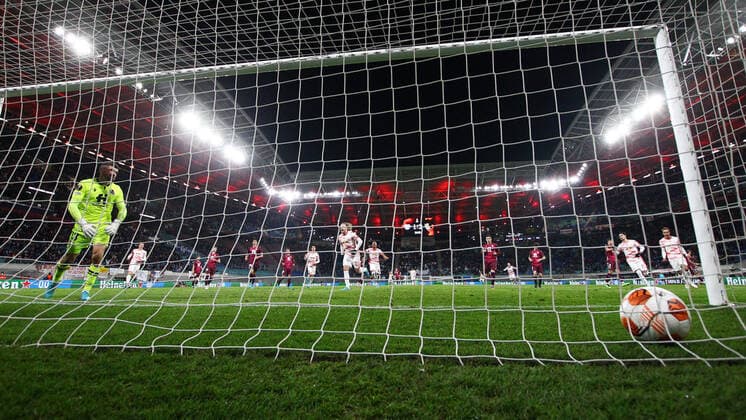 RB Leipzig - San Sebastian 17.02.2022 Leipzig, 17.02.2022, Red Bull Arena, Fussball, UEFA EURO, EM, Europameisterschaft,Fussball League, Ko Runde PlayOff, Hinspiel , RB Leipzig vs. Real Sociedad San Sebastian , Im Bild; Tor für RB Leipzig. Emil Forsberg (10, RB Leipzig) trifft per Foulstrafstoss zum 2:2. , UEFA regulations prohibit any use of photographs as image sequences and or quasi-video.