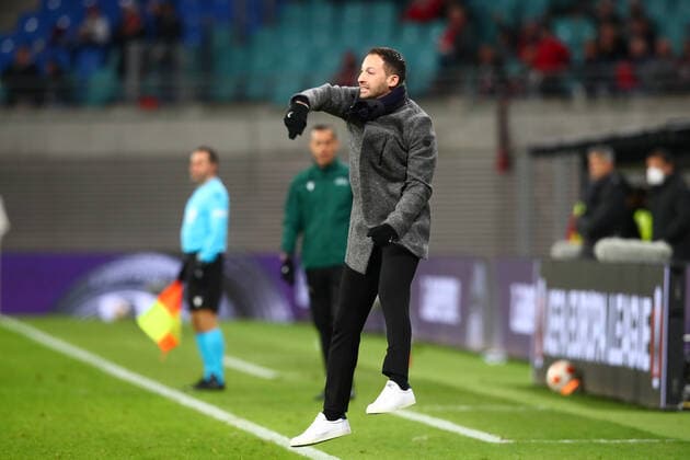 17.02.2022, xtgx, Fussball UEFA European League, RB Leipzig - Real Sociedad San Sebastian emspor, v.l. Domenic Tedesco (Leipzig, Trainer) Reklamiert, beschwert sich, schimpft gibt Anweisungen, gestikuliert mit den Armen, gesticulate, gives instructions (DFL DFB REGULATIONS PROHIBIT ANY USE OF PHOTOGRAPHS as IMAGE SEQUENCES and or QUASI-VIDEO) Leipzig