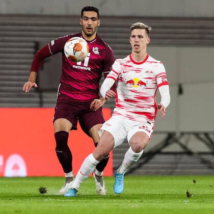 Dani Olmo (RB Leipzig,25) gegen Mikel Merino (Real Sociedad San Sebastian,8) - Europa League Saison 2021-2022 RB Leipzig vs. Real Sociedad San Sebastian in der Red Bull Arena in Leipzig - Aktion,Fussball,Deutschland,Mann,Männer,17.02.2022