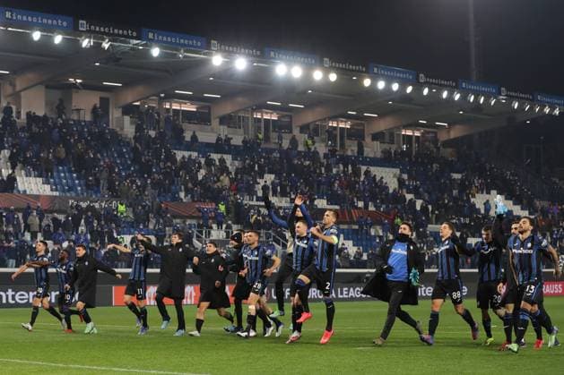 Bergamo, Italy, 17th February 2022. Atalanta players celebrate the 2-1 victory in front of their fans following the final whistle of the UEFA Europa League match at Gewiss Stadium, Bergamo. Picture credit should read: Jonathan Moscrop Sportimage EDITORIAL USE ONLY. No use with unauthorised audio, video, data, fixture lists, club league logos or live services. Online in-match use limited to 120 images, no video emulation. No use in betting, games or single club league player publications. SPI-1536-0023