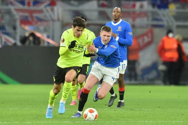 Fußball - Europa League - Borussia Dortmund - Glasgow Rangers am 17.02.2022 im Signal Iduna Park in Dortmund Gio Reyna (Borussia Dortmund) im Zweikampf gegen John Lundstram (Glasgow Rangers). MT