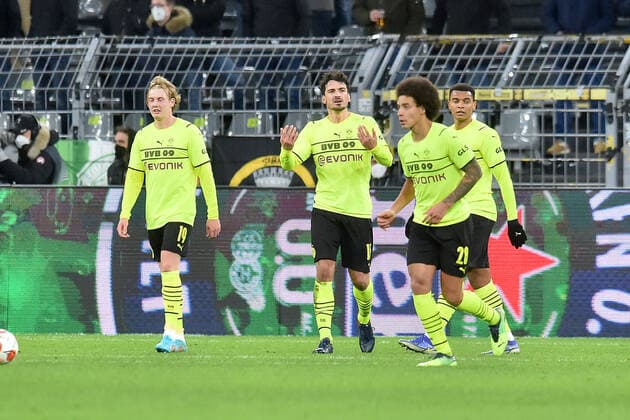 Fußball - Europa League - Borussia Dortmund - Glasgow Rangers am 17.02.2022 im Signal Iduna Park in Dortmund Julian Brandt (Borussia Dortmund), Mats Hummels (Borussia Dortmund), Axel Witsel (Borussia Dortmund) unzufrieden, enttäuscht, enttaeuscht, niedergeschlagen. MT