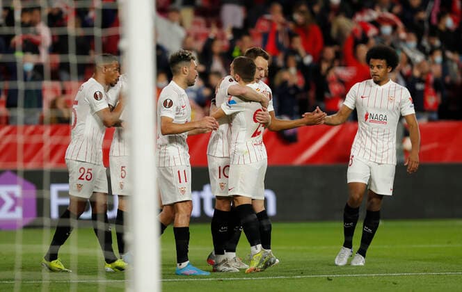 Partido de dieciseisavos de final de la Europa League entre el Sevilla FC y el Dinamo Zagreb. En la imagen, los jugadores del Sevilla felicitan a Rakitic tras marcar el primer gol del partido. Knockout round play-offs match of the Europa League between Sevilla and Dinamo Zagreb. In this picture, Sevilla players congratulate Ivan Rakitic after scoring the first goal of the game. 