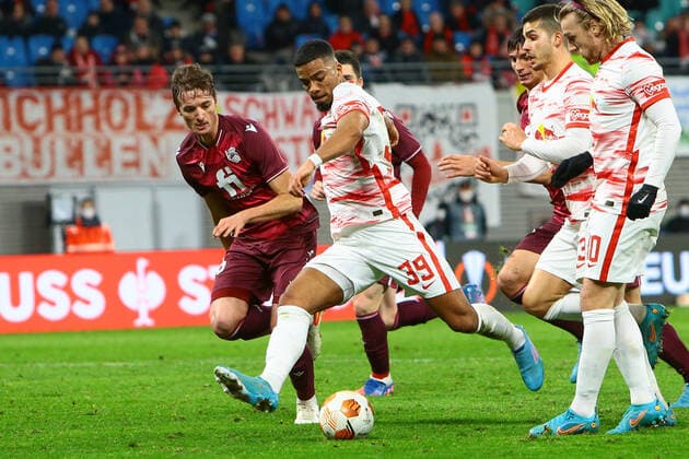 17.02.2022, xtgx, Fussball UEFA European League, RB Leipzig - Real Sociedad San Sebastian emspor, v.l. Benjamin Henrichs (Leipzig, 39) Torschuss, schiesst den Ball aufs Tor, Schuss (DFL DFB REGULATIONS PROHIBIT ANY USE OF PHOTOGRAPHS as IMAGE SEQUENCES and or QUASI-VIDEO) Leipzig