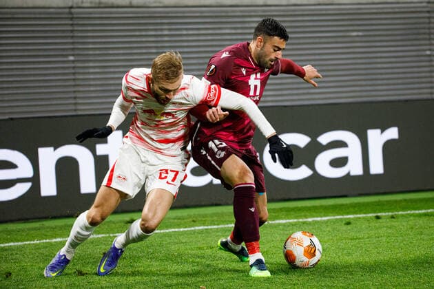 Leipzig, Deutschland 17. Februar 2022: Europa League - 2021 2022 - RB Leipzig vs. San Sebastian im Zweikampf Konrad Laimer (RB Leipzig) und Diego Rico (Real Sociedad) Red Bull Stadion Sachsen Copyright: xFotostandx xMatybax