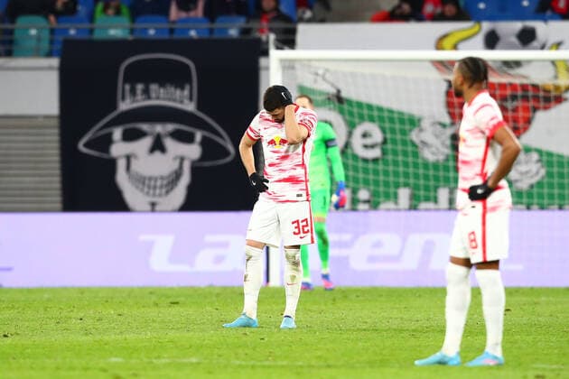 17.02.2022, xtgx, Fussball UEFA European League, RB Leipzig - Real Sociedad San Sebastian emspor, v.l. Josko Gvardiol (Leipzig, 32) enttaeuscht, schaut enttaeuscht, niedergeschlagen, disappointed (DFL DFB REGULATIONS PROHIBIT ANY USE OF PHOTOGRAPHS as IMAGE SEQUENCES and or QUASI-VIDEO) Leipzig