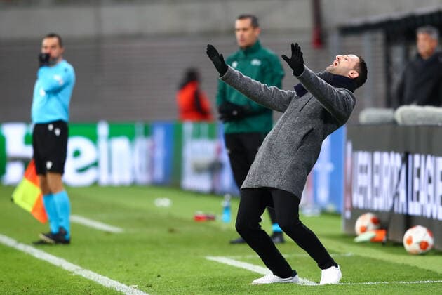 17.02.2022, xtgx, Fussball UEFA European League, RB Leipzig - Real Sociedad San Sebastian emspor, v.l. Domenic Tedesco (Leipzig, Trainer) gibt Anweisungen, gestikuliert mit den Armen, gesticulate, gives instructions (DFL DFB REGULATIONS PROHIBIT ANY USE OF PHOTOGRAPHS as IMAGE SEQUENCES and or QUASI-VIDEO) Leipzig